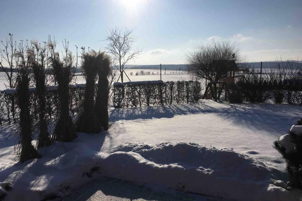 Prijemny Apartman Krovi V Rodinnem Domku Se Sdilenym Bazenem, Terasou A Zahradou Exterior foto