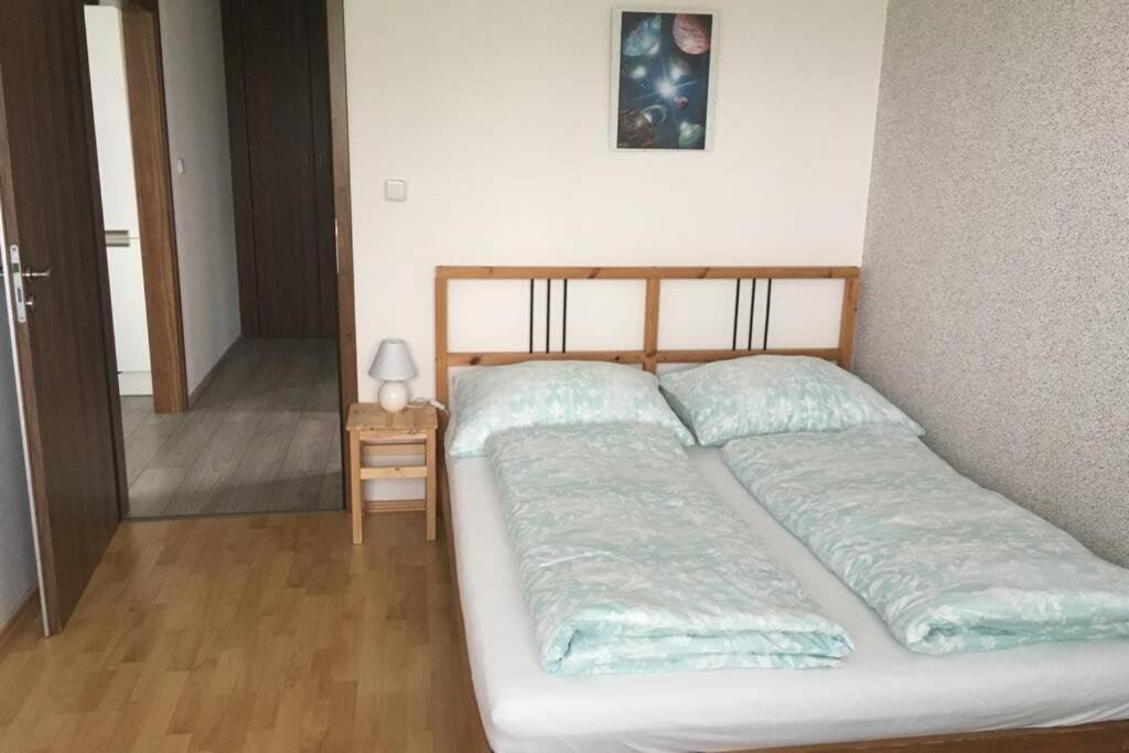 Prijemny Apartman Krovi V Rodinnem Domku Se Sdilenym Bazenem, Terasou A Zahradou Exterior foto